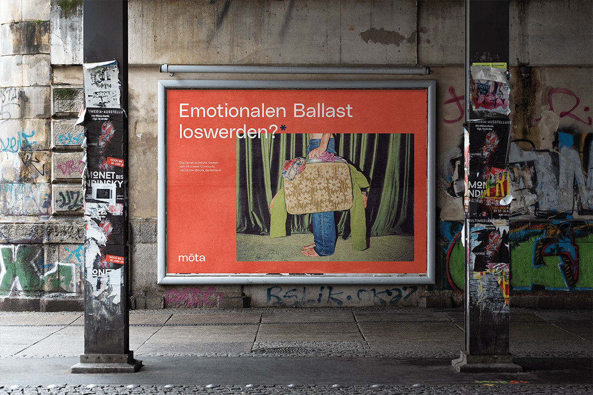 Ein Werbeplakat mit einem Bild von einem Koffer voller alter Kleider und der Headline »emotionalen Ballast abwerfen«
