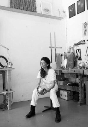 Sarah illenberger in ihrem Studio, schwarzweiß fotografiert