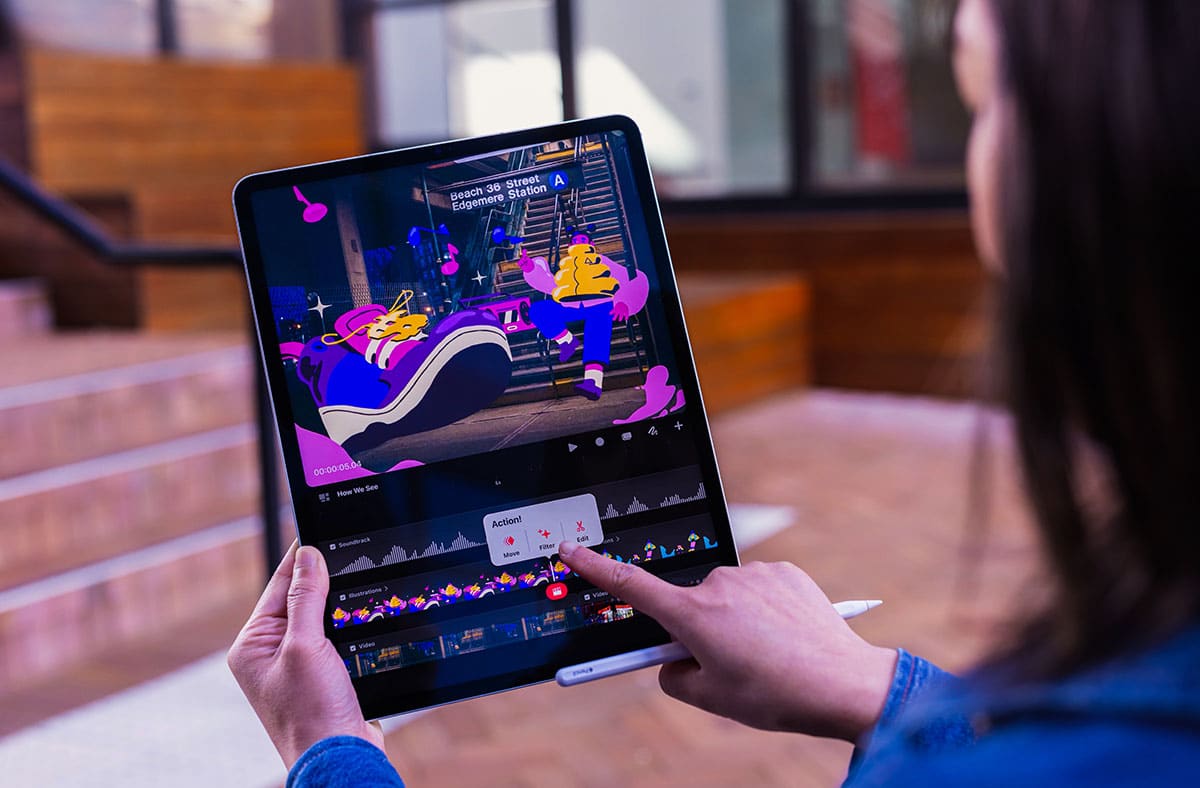 zwei Hände bedienen die procreate dreams animations app auf dem iPad