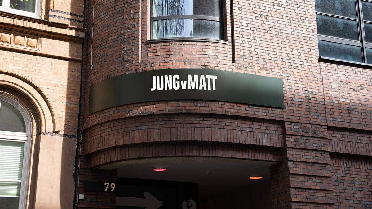 Eingang der Agentur Jung von Matt in der Glashüttenstraße in Hamburg