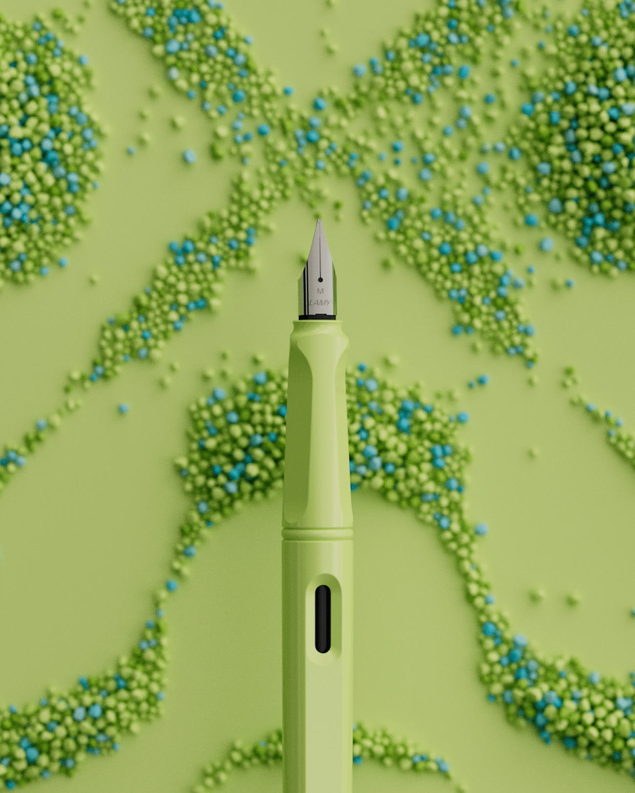 Ein Lamy-Füller Modell safari schwebend auf grünem Hintergrund mit chladnischen Granulatmustern, in der Farben Limette