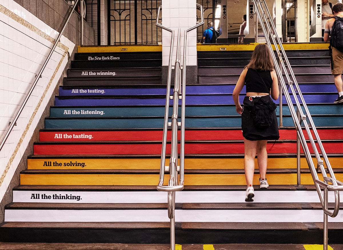 eine Treppe mit verschiedenfarbigen stufen und Beschriftungen im Stil der ny times