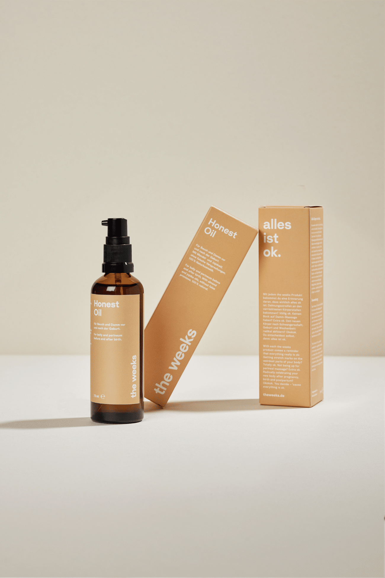 Produktshot Öl-Flakon braun mit orangenem Packaging; Honest Oil von the weeks
