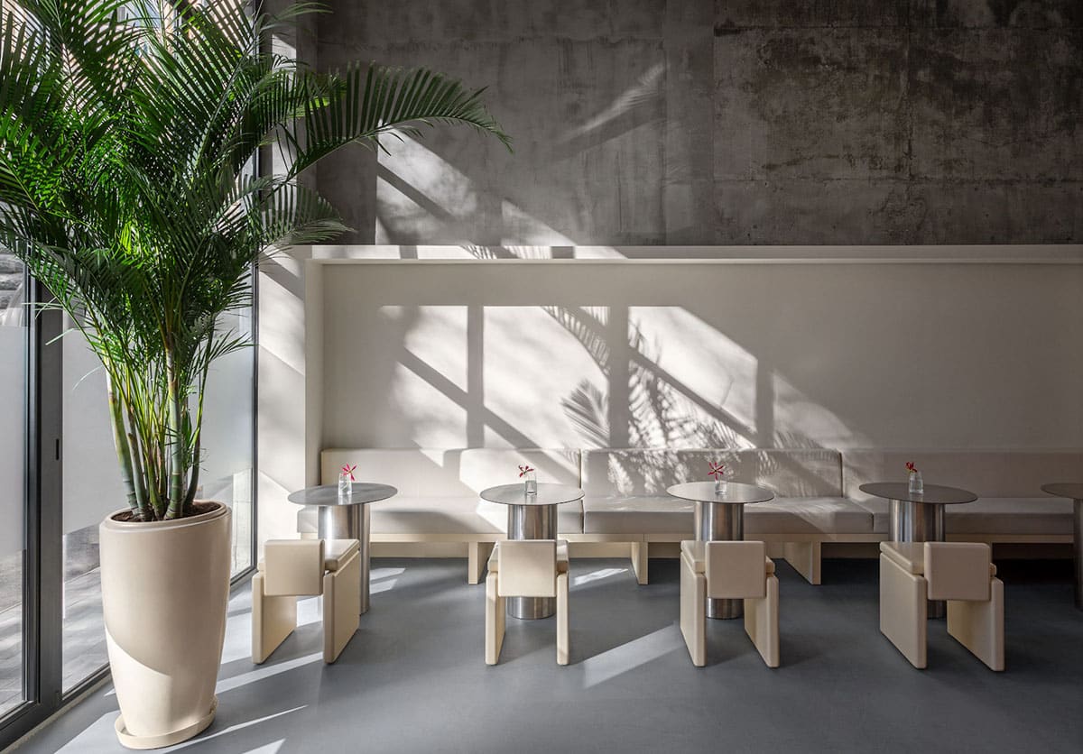 Interior design mit geometrischen Möbeln und Sonnenlicht auf hellem Grund