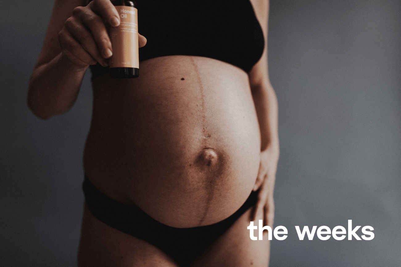 the weeks Plakatdesign und Fotokampagne, schwangeres Model mit Dehnungsstreifen am Bauch, hält Flakon mit Honest Oil