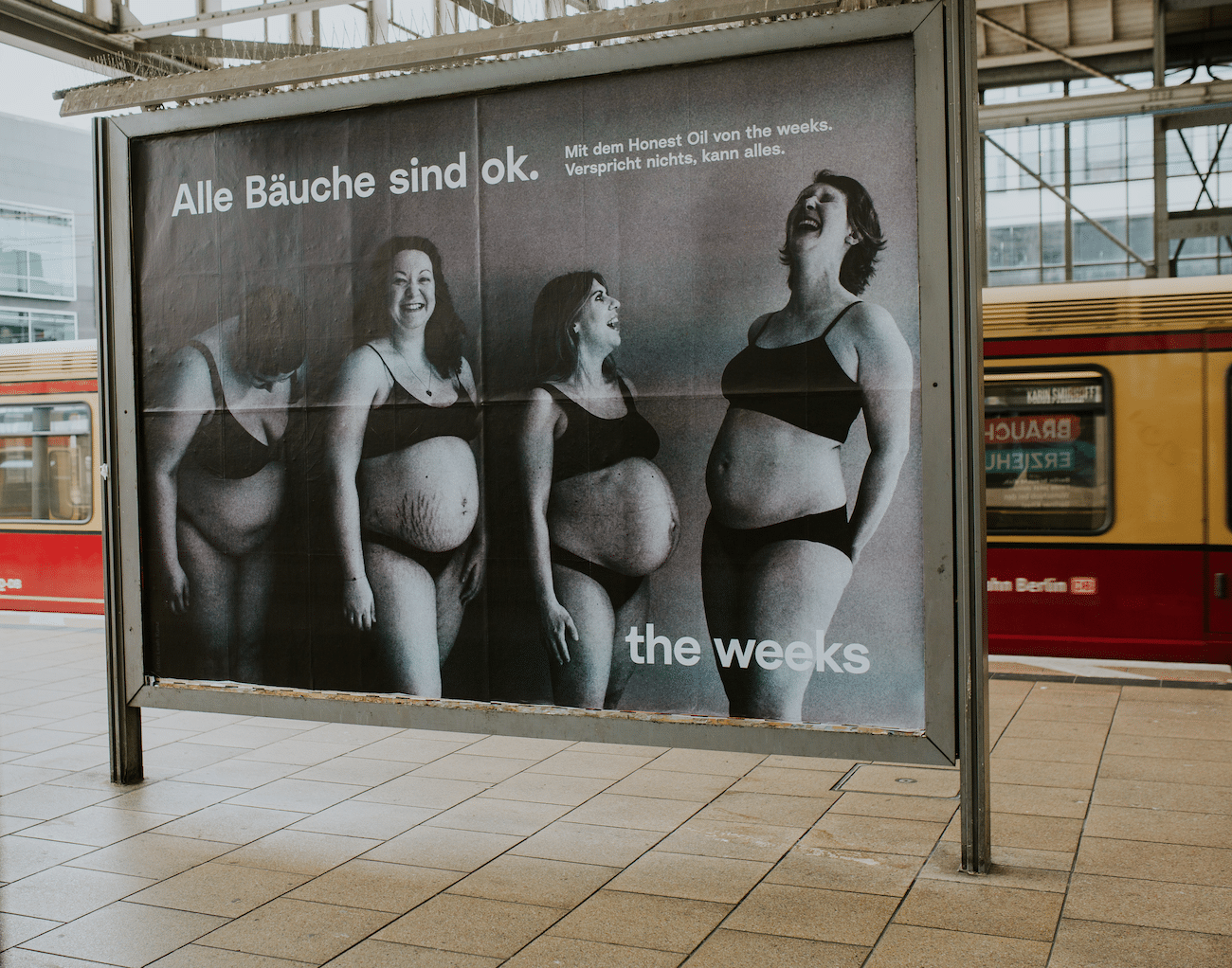 the weeks Plakatdesign und (s/w) Fotokampagne am Berliner Alexanderplatz, 4 schwangere Models und Schrift Alle Bäuche sind ok