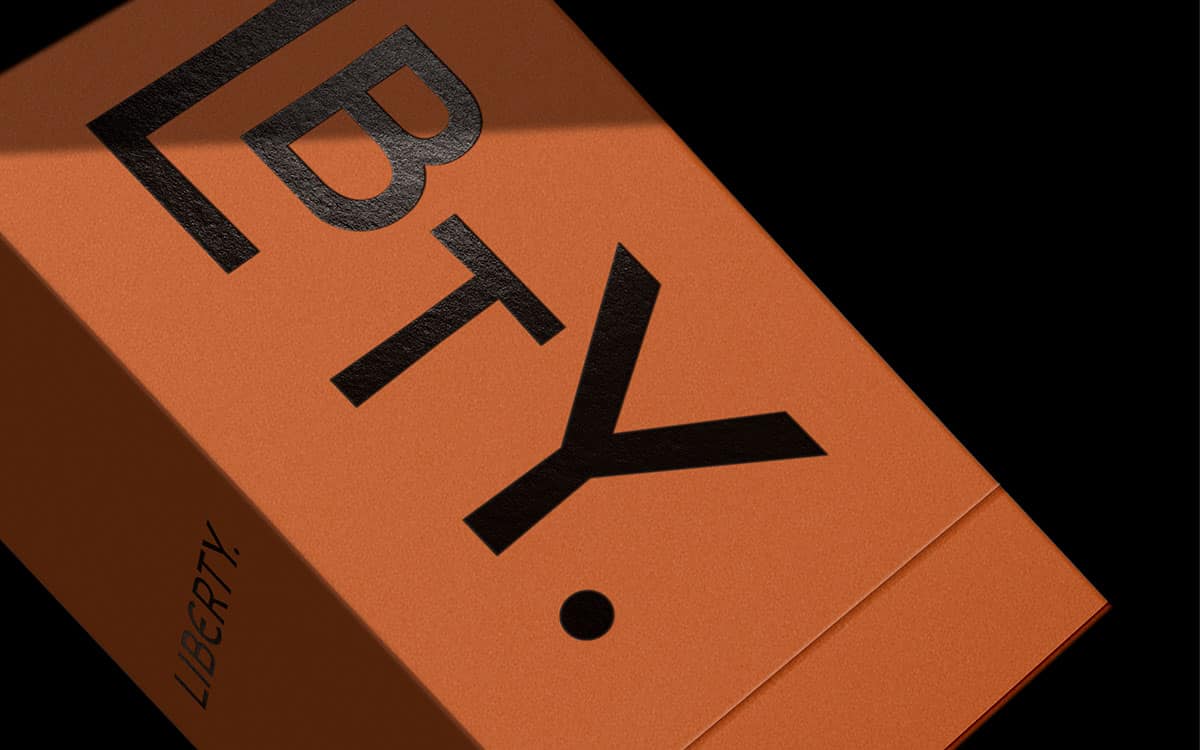 das typografische logo auf orangefarbenem Hintergrund