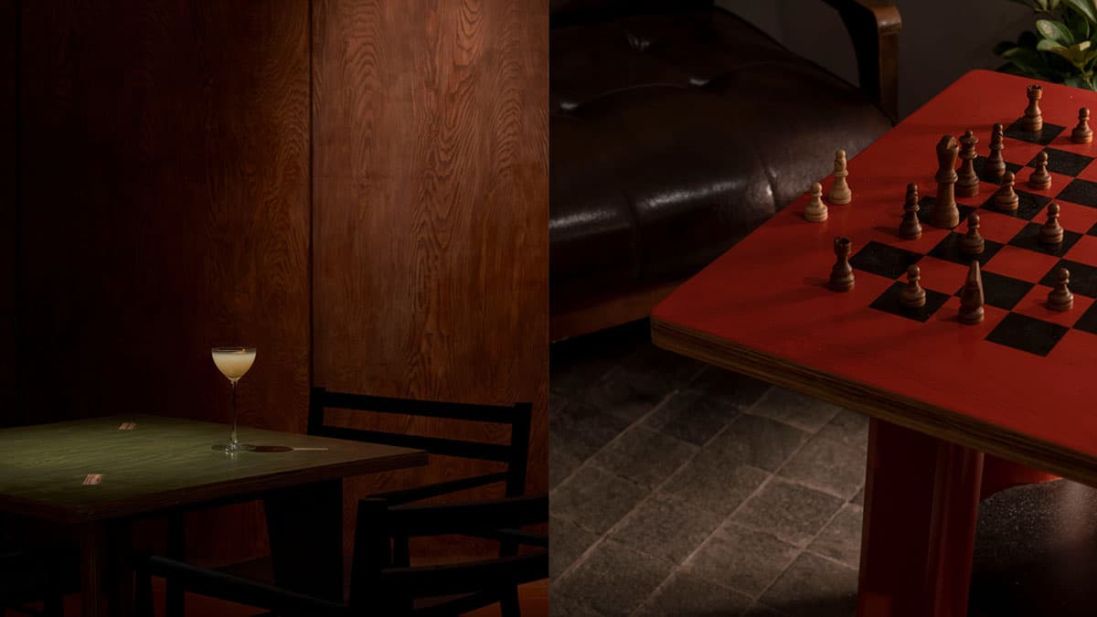 ein dunkles interior design mit einem roten Schachbrett