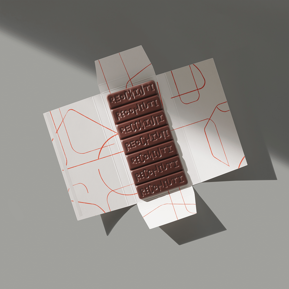 eine aufgeklappte Schokoladenverpackung, in der einen Tafel liegt