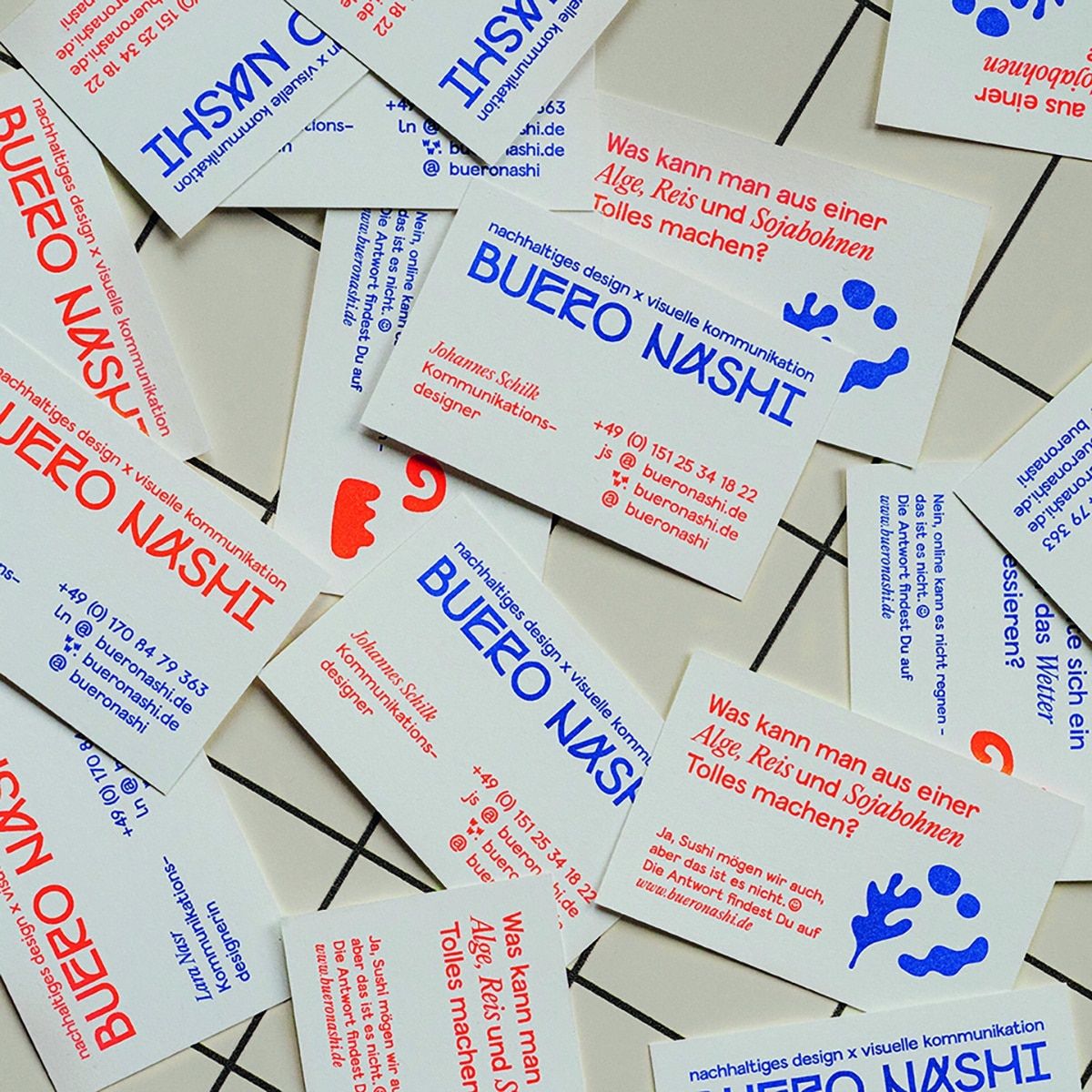 Büro nashis Visitenkarten in einem bund durchmischten häufen