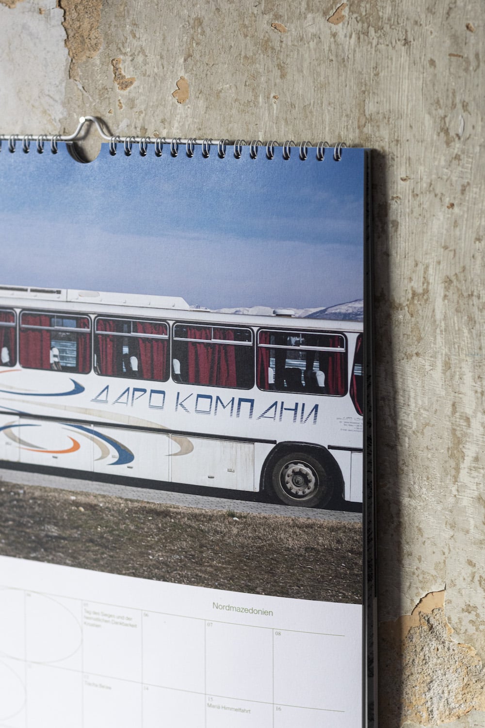 Ausschnitt aus dem Balkan Kalender 2024. Zu sehen ist ein alter Bus.