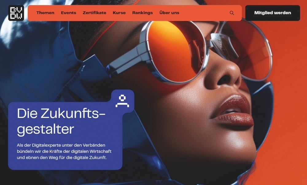 Webseitenbanner mit einer Frau, die große Sonnenbrillen trägt, und Text, der 'Die Zukunftsgestalter' bewirbt, um die Bedeutung von digitaler Expertise und Zusammenarbeit hervorzuheben.