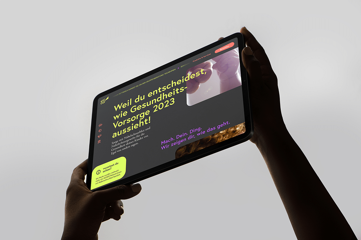 zwei Hände halten ein Tablet mit dem screenshot der eticur weist hoch, auf der helle texte auf dunklem Hintergrund zu sehen sind