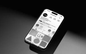 Das Social Media Konzept der tkm als Mockup in einem iPhone in Graustufen