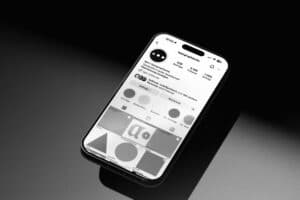 Das Social Media Konzept der tkm als Mockup in einem iPhone in Graustufen