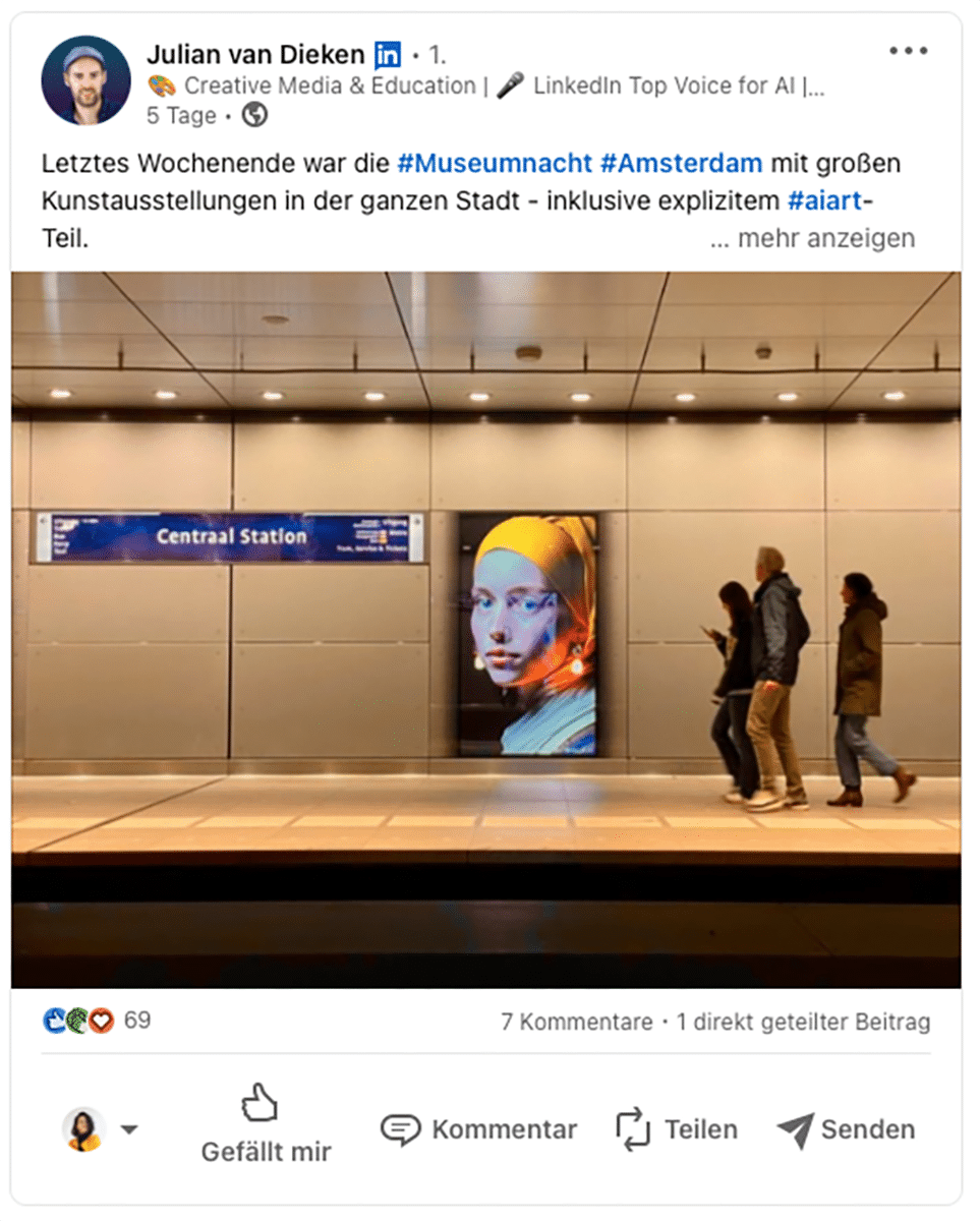 Digitale Anzeige einer Kunstausstellung mit dem Portrait einer Person im Stil der Alten Meister, beleuchtet an einer Wand im Amsterdamer Hauptbahnhof. Vorbeigehende Passanten werfen einen Blick darauf, während sie ihren Weg fortsetzen. Der Beitrag erwähnt die 'Museumnacht Amsterdam' und hebt die Stadtweiten Kunstausstellungen hervor