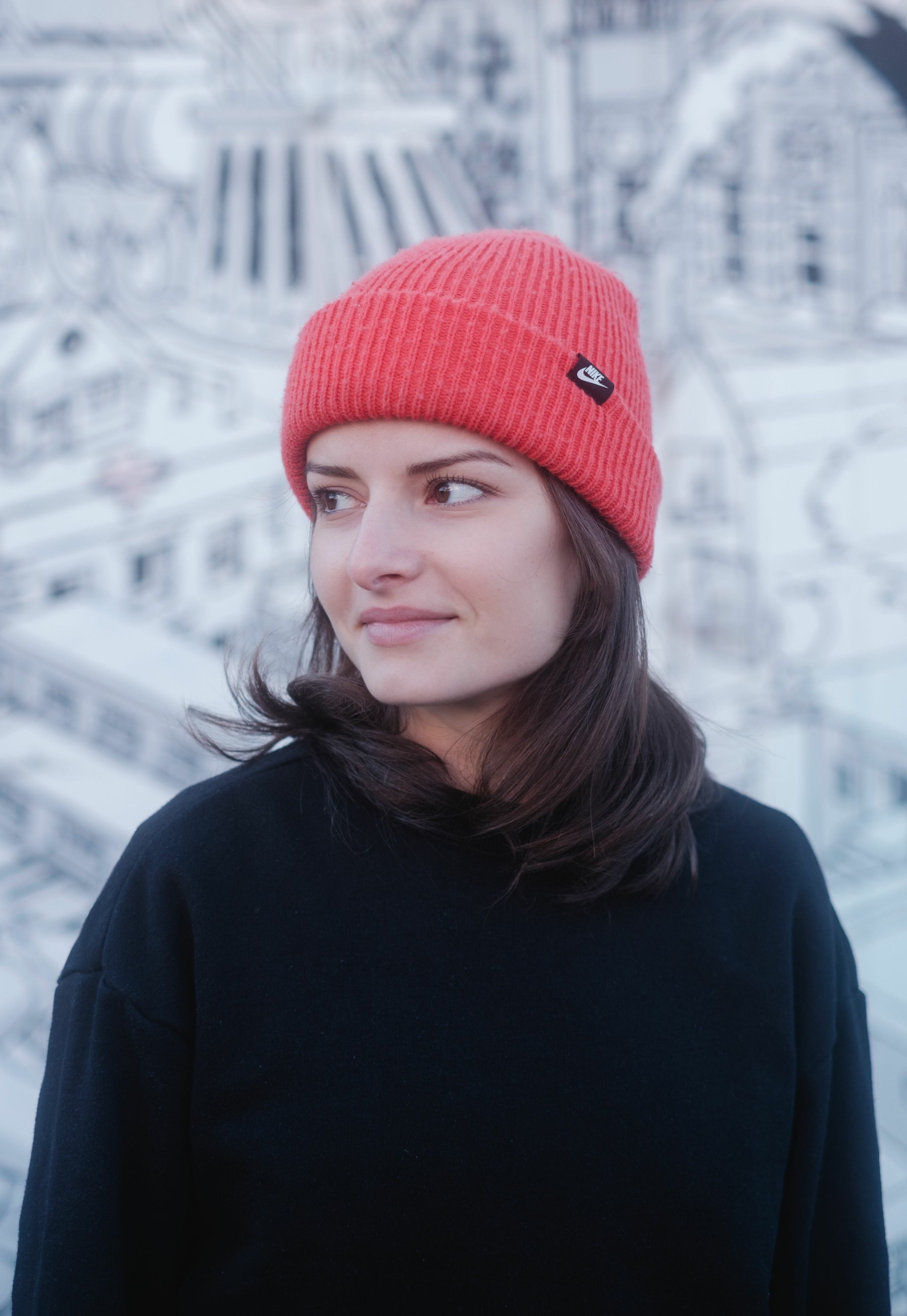 Portraitfoto von Miriam Rein. Rote Mütze