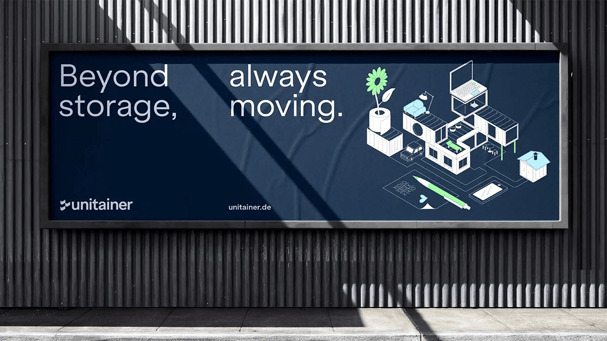Werbebanner an einer Containerwand mit dem Slogan "Beyond storage, always moving." und einer isometrischen Illustration eines komplexen Containeraufbaus.
