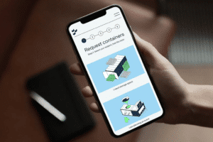 Hand hält ein Smartphone mit einer geöffneten Webanwendung zur Anforderung von Containern, dargestellt durch illustrierte Icons.