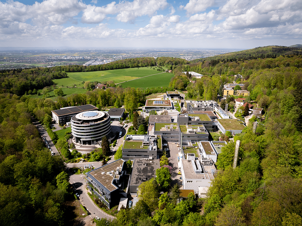 Luftaufnahme eines großen Forschungskomplexes, umgeben von Wäldern, mit verschiedenen Gebäuden und Einrichtungen