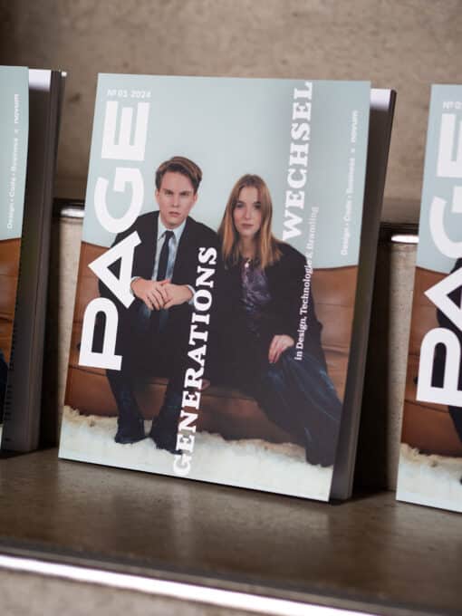 Das Cover des neuen PAGE Magazins zeigt ein Paar auf einem braunen Sofa unter dem Titel »Generationswechsel«