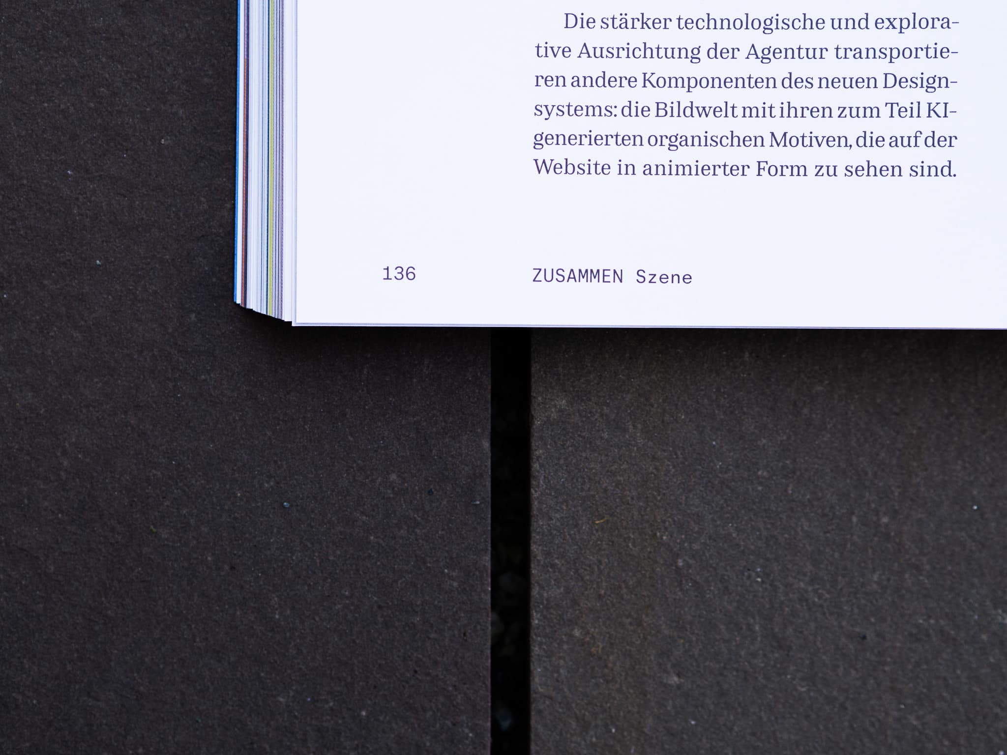 Ein Typodetail in der neuen PAGE Mono Schrift aus der Rubrik »Zusammen«
