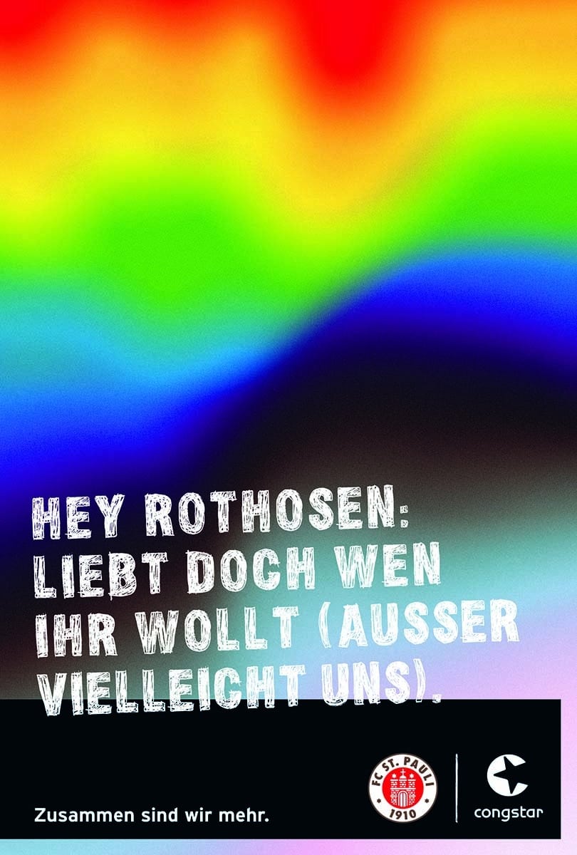 St. Pauli Werbung mit Regenbogenhintergrund: Ein Regenbogenfarbverlauf mit dem Text "Hey Rothosen: Liebt doch wen ihr wollt (außer vielleicht uns)." Unten sind die Logos des FC St. Pauli und Congstar zu sehen, begleitet vom Text "Zusammen sind wir mehr."