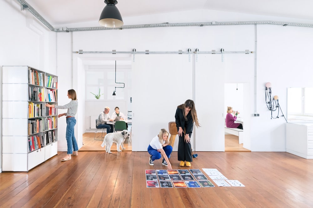 Agenturporträt Büro Schramm für Gestaltung, Teamfoto nd Blick ins Studio