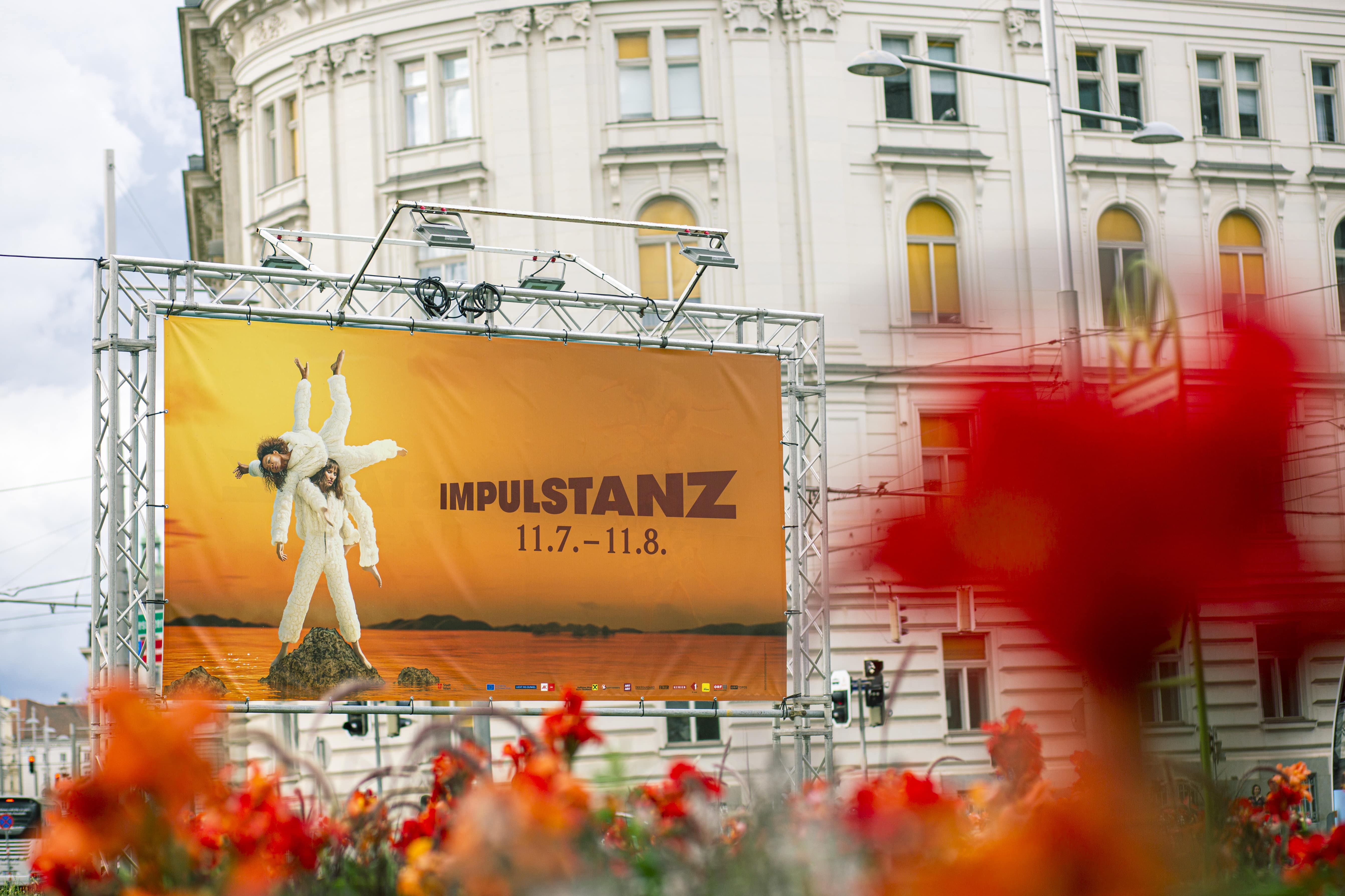 Kampagnen-Plakat für das Tanzfestivals ImPulsTanz, von der KI entwickeltes Motiv mit verknoteten Menschen in weißen Anzügen, orange-rot