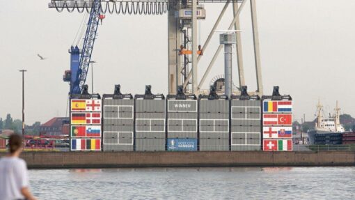 Container im Hamburger Hafen: JvM-laesst-spektakulaere-Aktion-zur-EM-wiederaufleben