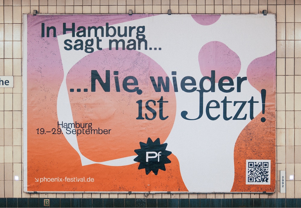 U-Bahn-Plakat für das Hamburger Kunst- und Kulturfestival PHŒNIX, Claim »In Hamburg sagt man ... Nie wieder ist jetzt!«