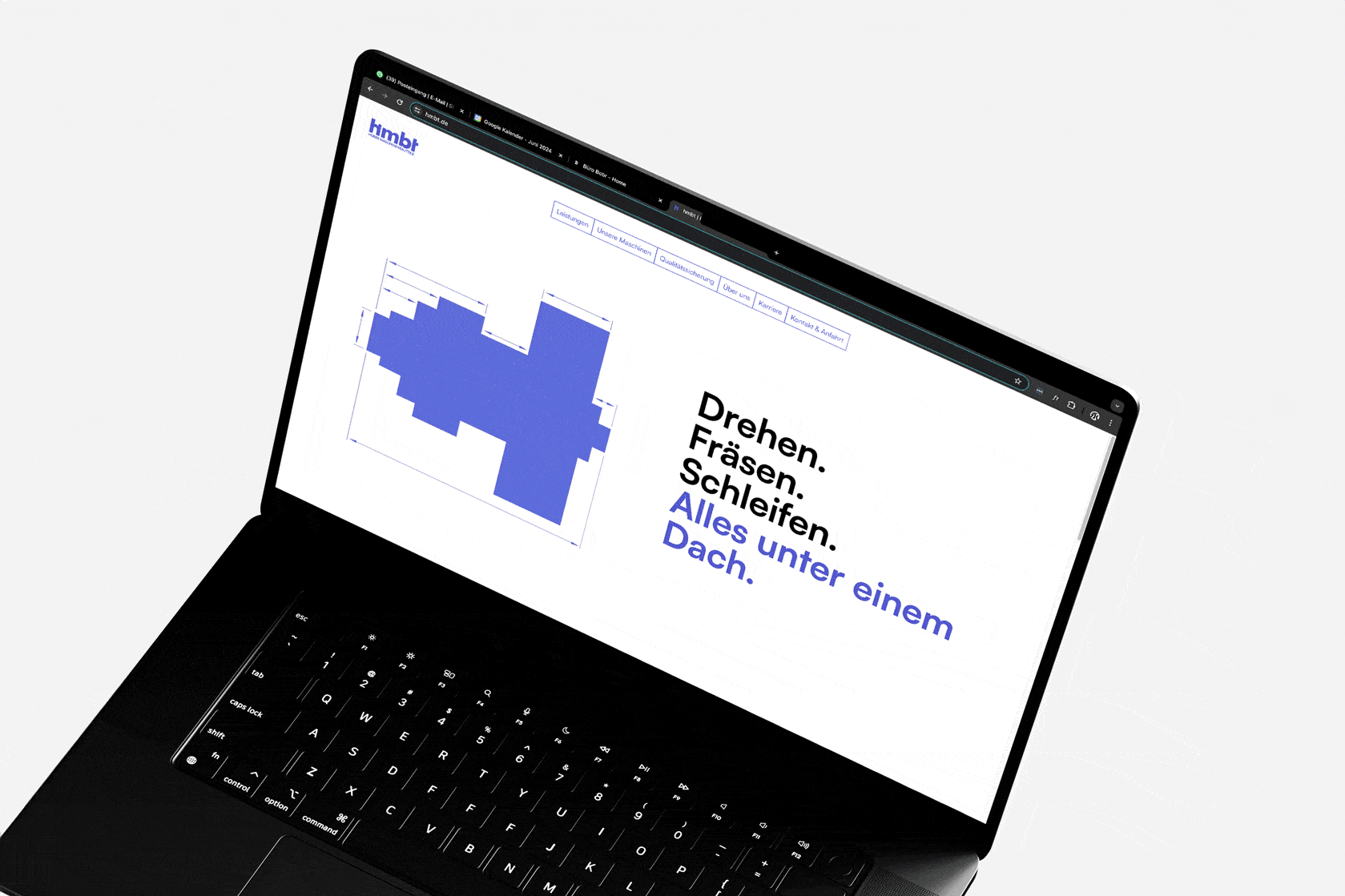 ein aufgeklappter Laptop mit einem blauen fräseteil