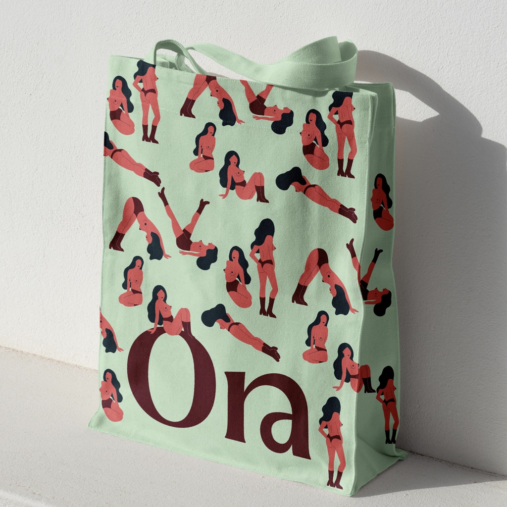 Lindgrüne Tasche mit Markenname Ora und Illustrationen halbnackter Frauen mit Stiefeln, in Menstruationsunterwäsche und fließenden schwarzen Haaren