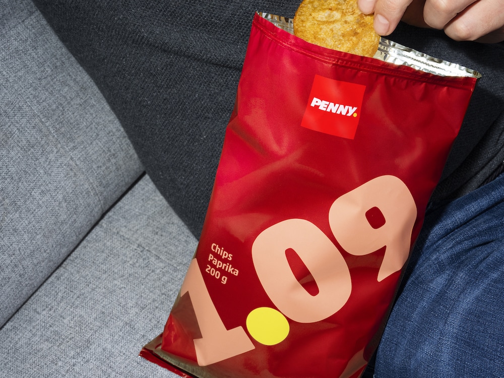 Serviceplan macht für Penny kleine Preise ganz groß: Rote Penny Chipstüte mit großem Preis als Packaging Design darauf gedruckt