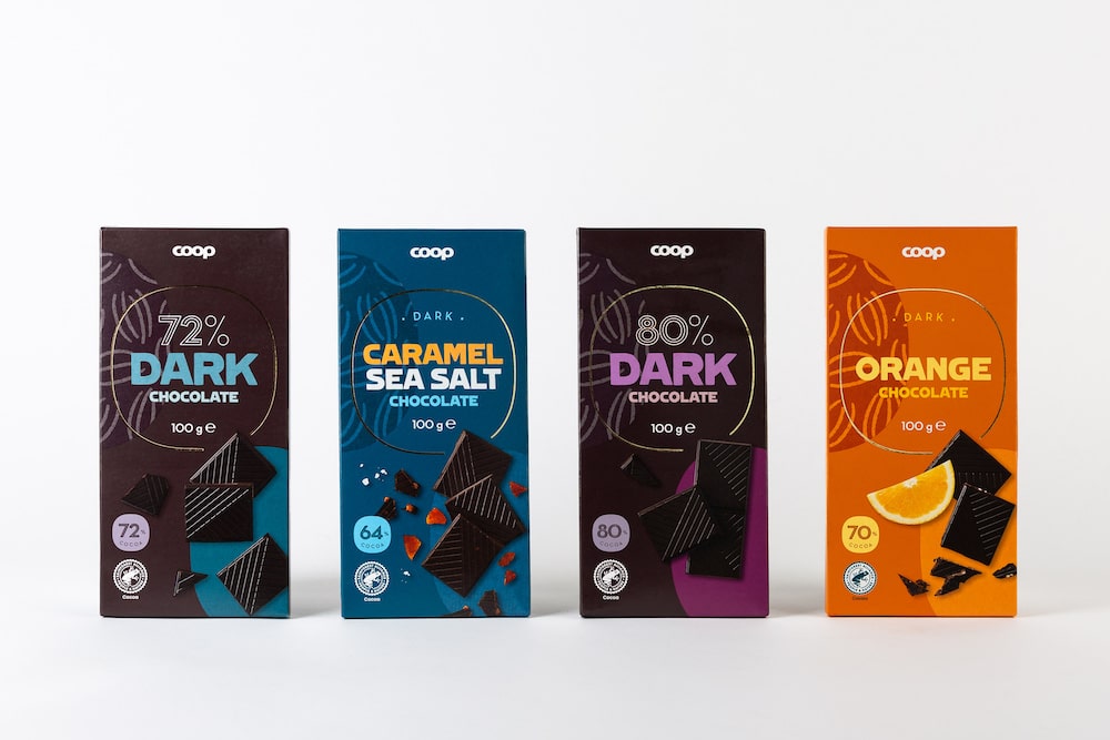 Neues Packaging-Design von Bedow für Coop-Marke, Schokolade, diverse Sorten, coop 72% DARK CHOCOLATE 100 g coop DARK • CARAMEL SEA SALT CHOCOLATE 100 g coop 80% DARK CHOCOLATE 100 g coop . DARK . ORANGE CHOCOLATE 100 g 