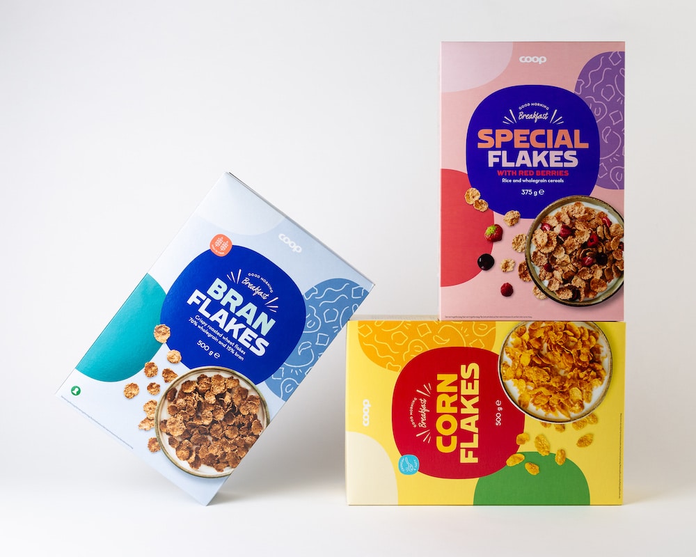 Neues Packaging-Design von Bedow für Coop-Marke, coop GOOD MORNING Breakfast SPECIAL FLAKES WITH RED BERRIES Rice and wholegroin cereali 375 g BRAN FLAKES 500 g CORN FLAKES 500 g