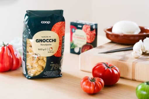 Neues Packaging-Design von Bedow für Coop-Marke, Gnocchi-Packung, Tomatensoße