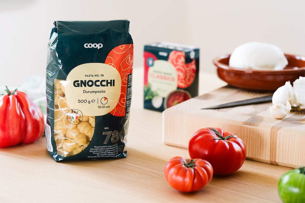 Neues Packaging-Design von Bedow für Coop-Marke, Gnocchi-Packung, Tomatensoße, 