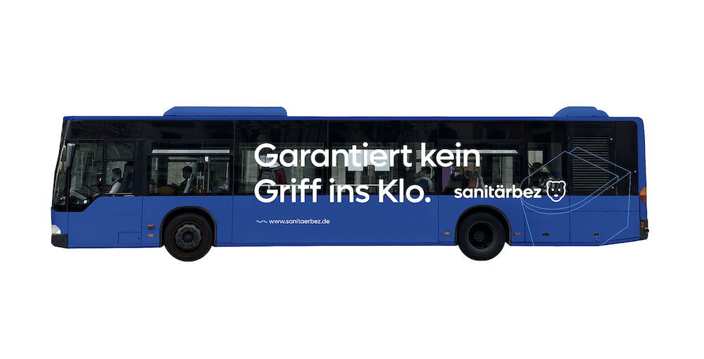 sanitärbez, Marken-Relaunch vom Designstudio Hochburg, Mock-up Linienbus mit Claim »Garantiert kein Griff ins Klo«