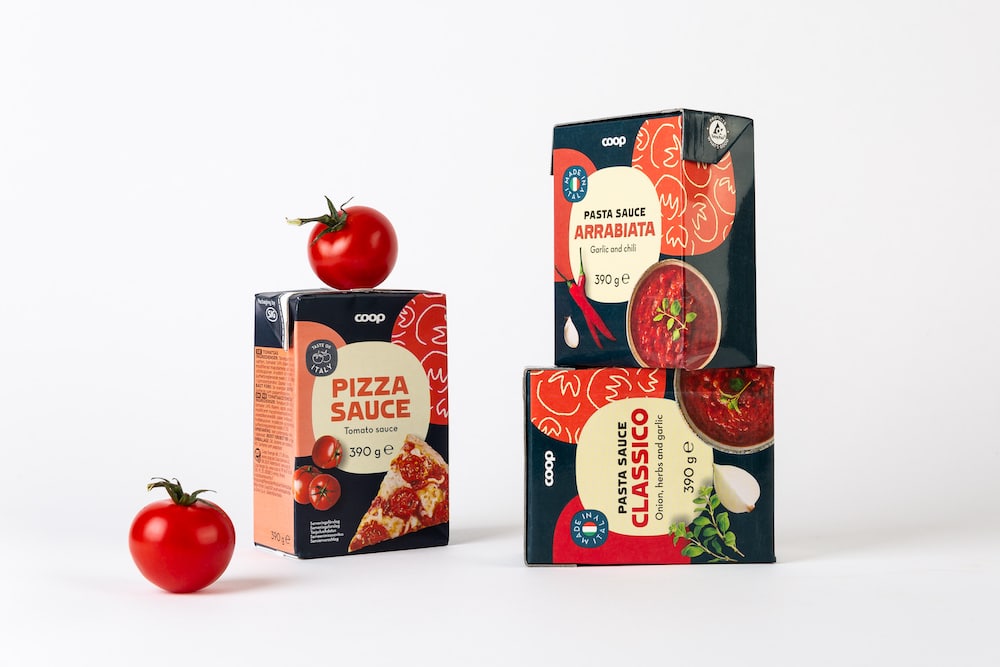 Neues Packaging-Design von Bedow für Coop-Marke, Tomatensauce aus dem Tetrapack, verschiedene Sorten, coop PASTA SAUCE ARRABIATA Gorlic and chili, PIZZA SAUCE Tomato souce 390 g , PASTA SAUCE CLASSICO Onion, herbs and garlic 390 g 