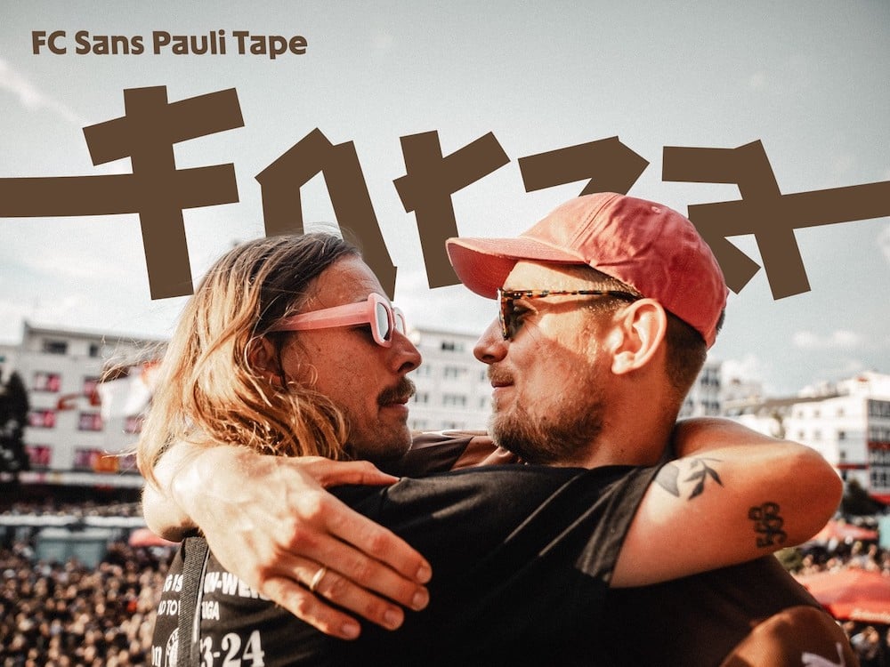 Stolzer Linksdrall: Karl Anders launcht Schrift für den Kultclub FC St. Pauli: Zwei umarmende Fans mit FC Sans Pauli in der Tape-Variante im Hintergrund und dem Slogan Forza