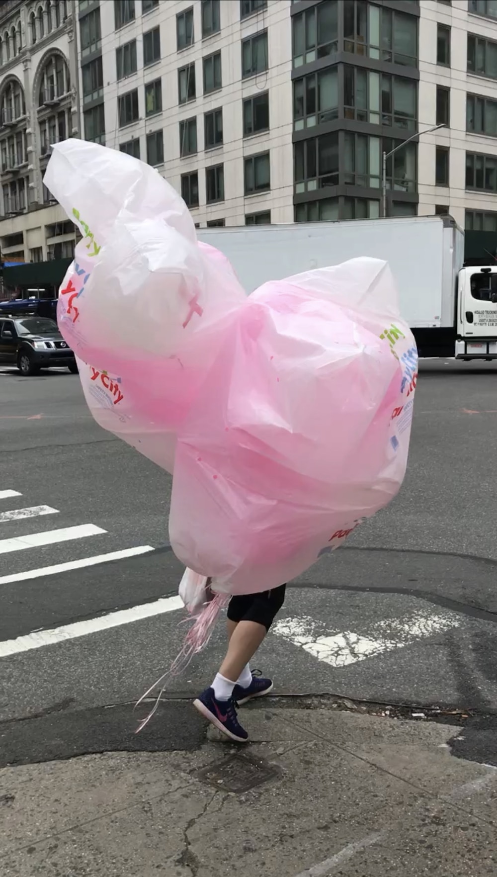 Im Düsseldorfer Kunstmuseum K21 zeigt der Schauspieler Lars Eidinger mit was für einem offenen und interessierten Blick er durchs Leben geht. Hier: Mann an Kreuzung, den man vor riesigen rosa Luftballons in Tüte kaum sieht