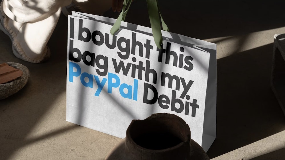 Papiertüte mit PayPal Aufdruck der sagt: I bought this bag with my PayPal Debit 