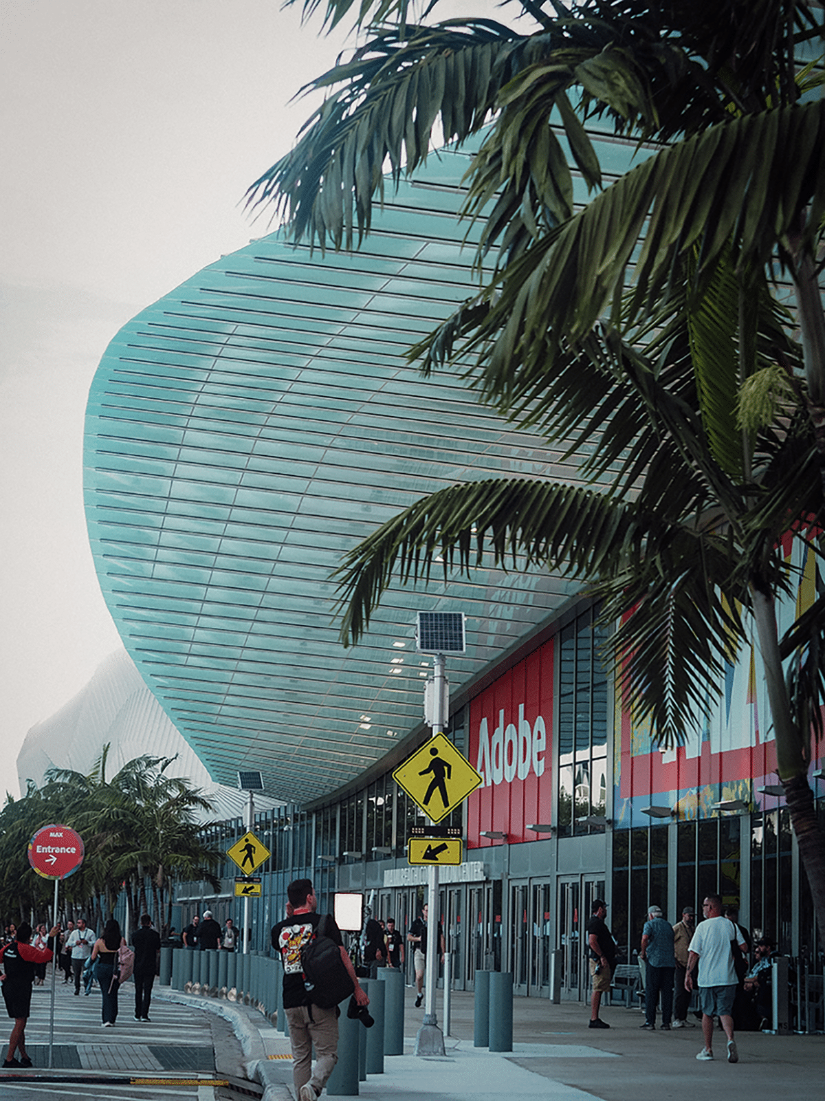 das Miami beach conference centre mit fließender Architektur und großen Adobe Schildern