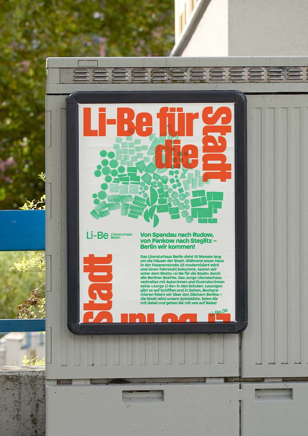 Grün und lorangefarbenes Plakat für Li-Be für die Stadt, das an Stromkasten hängt