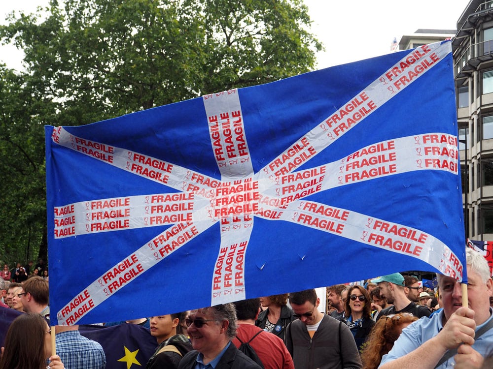 Porträt der Woche Sarah Boris, UK Fragile flag design by Sarah Boris, 2015 © Sarah Boris - recreated by demonstrators for London demonstation, July 2016 - Photography by Dan Hill