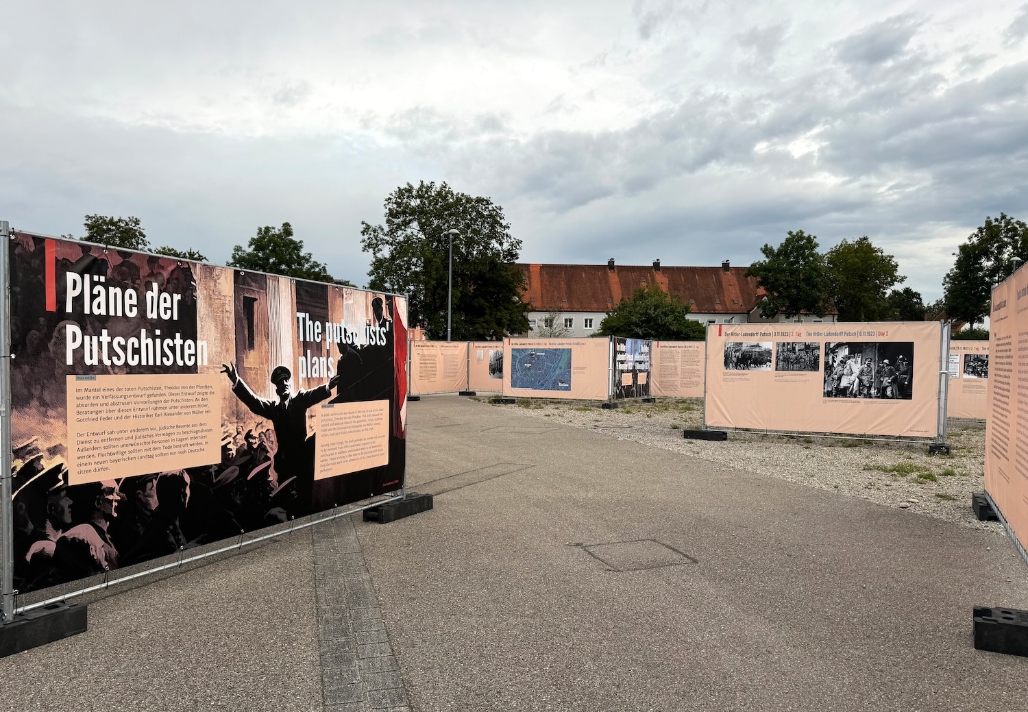 Das Labyrinth – 100 Jahre Hitlers Festungshaft Hauck und Raim. Bauzäune mit PVC Prints zur Installation aufgestellt