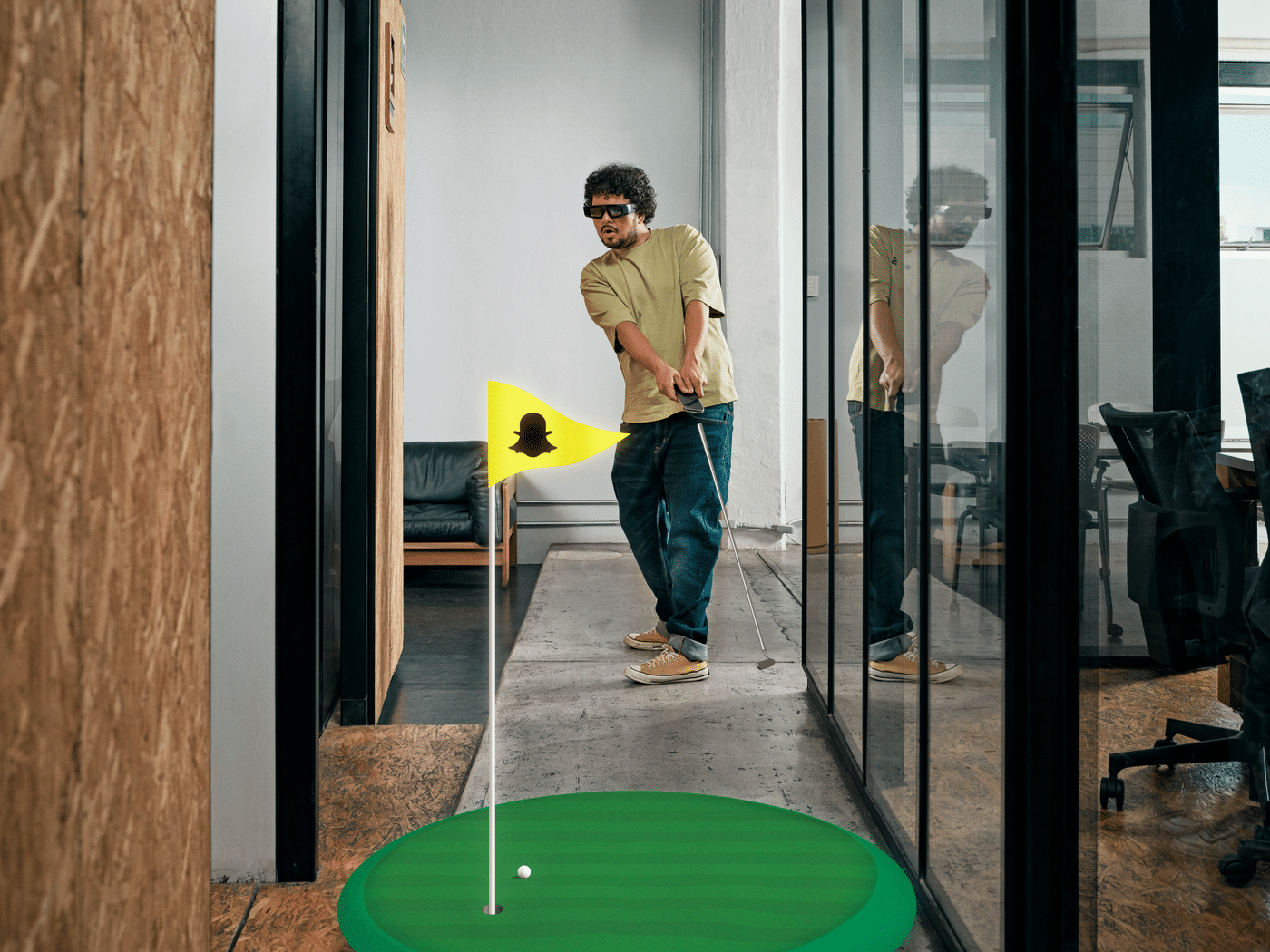 Mann mit Spectacles spielt AR-Golf mit dem Smartphone