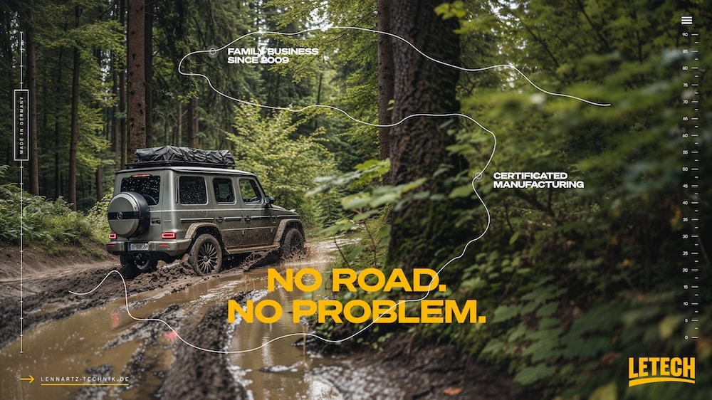 No Road. No Problem: Geländewagen im Matsch im Wald mit fein linierter Kartografie über die Fotografie gelegt