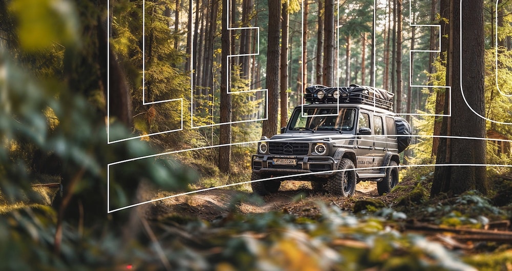 LeTech Fahrzeug im Wald mit feinliniertem Wortlogo darüber